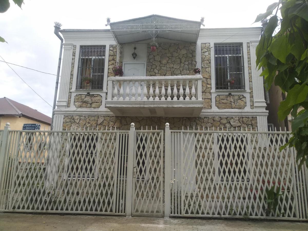 Apartment On Dzhonua Street Sochumi Exterior foto